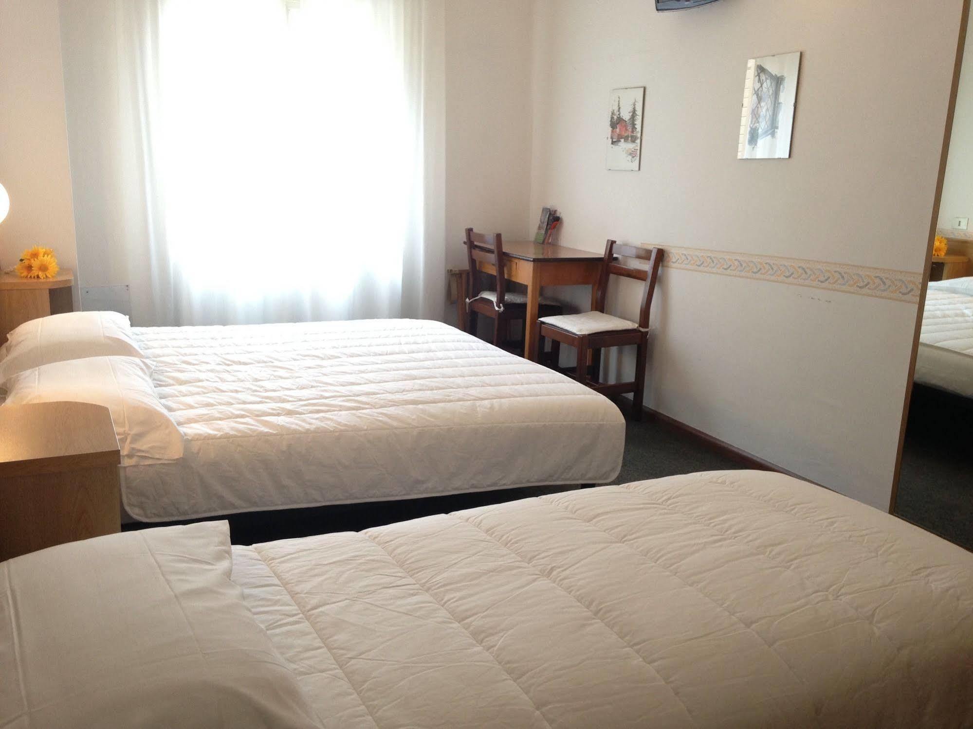 Albergo Miralaghi Padergnone Bagian luar foto